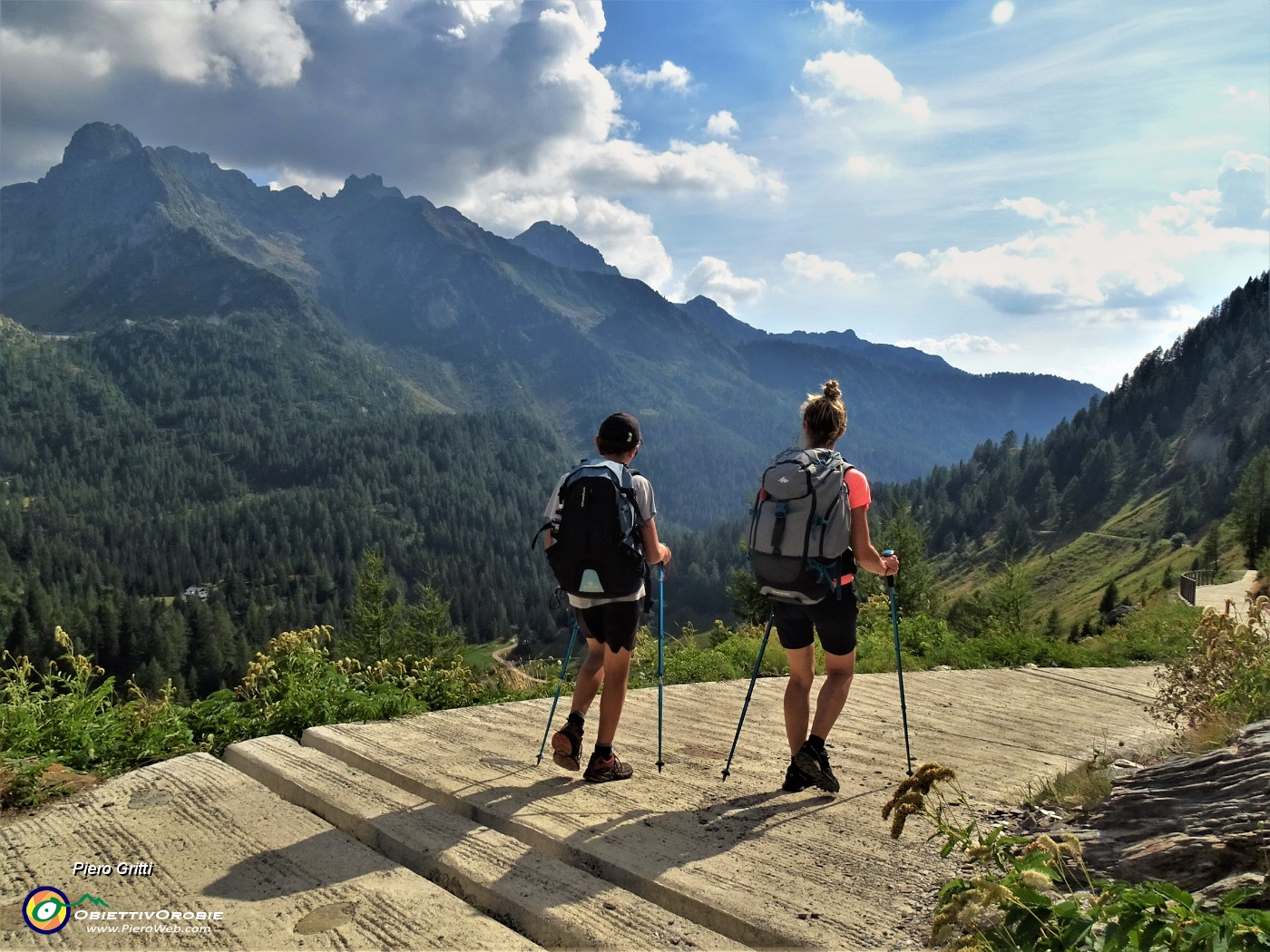 77 In discesa dal Rif. Longo  su stradetta ben cementata con vista su Pizzo Torretta, Corni di Sardegnanae Pizzo del Becco.JPG